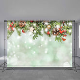 Aperturee - Kiefernkorn Bauble weißer Bokeh Weihnachtshintergrund